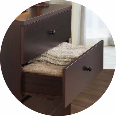 Jednoduchý design s klasickou rukojetí a kováním.